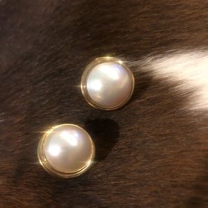 Mobe’ pearl earrings surrounded by 14kt gold